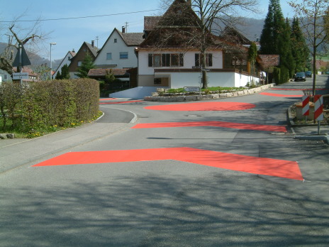 Unterlenningen Verkehrsberuhigung mit Reibeplastik1